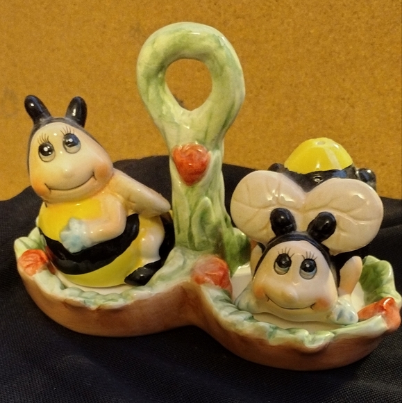 Ceramic Bumblebee Salt & Pepper Shaker Set - Picture 1 of 3